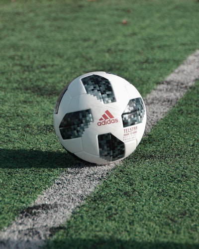 الأهلي المصري ضد الهلال السعوديمواجهة أسطورية بين عمالقة الكرة العربية